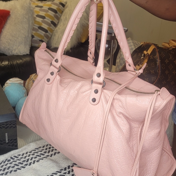 Selling a pre-owned authentic Balenciaga handbag in a very good condition - Picture 11 of 16